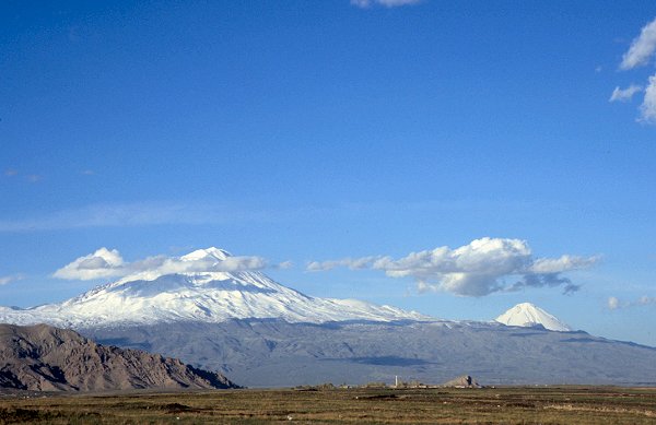 Rechts sieht man den kleinen Ararat