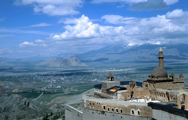 Blick vom Ishak Paşa Saray auf Doğubayazit