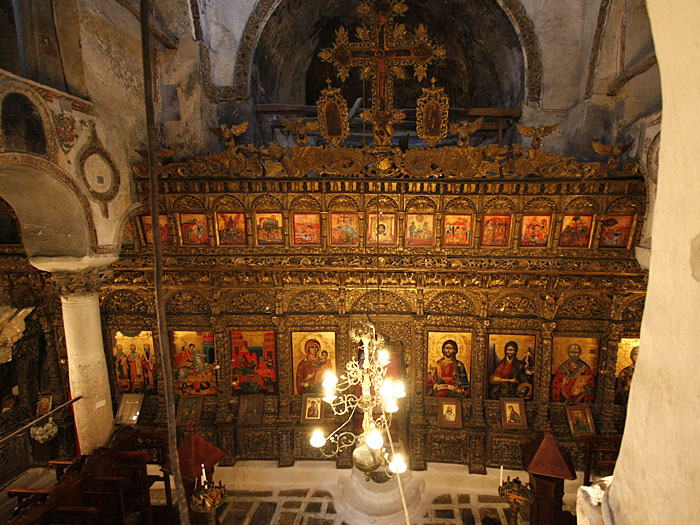 Die geschmückte Wand vor dem Altar und den Pristerräumen