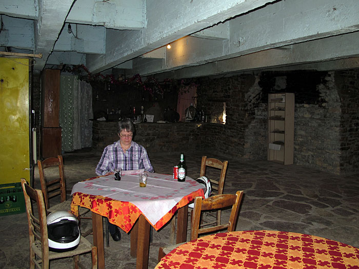 Im Restauranr Natyra speisen wir unter der (vor Regen schützenden) Brücke