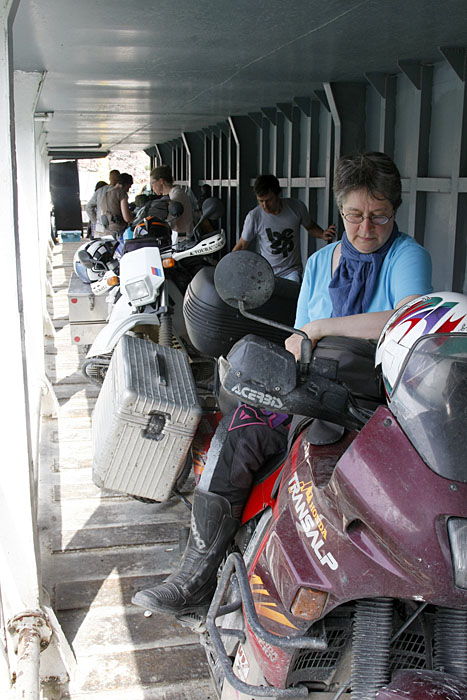 Die Motorräder stehen an der Seite