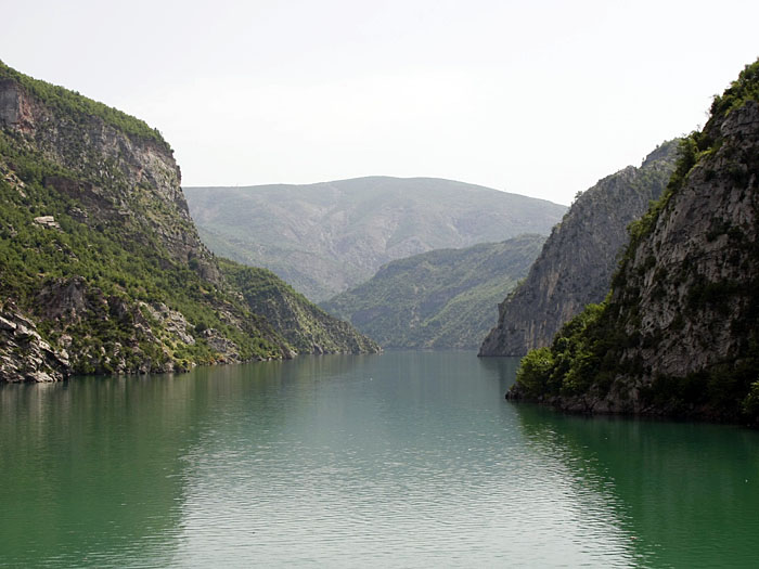 Fahrt durch eine canyonartige Landschaft