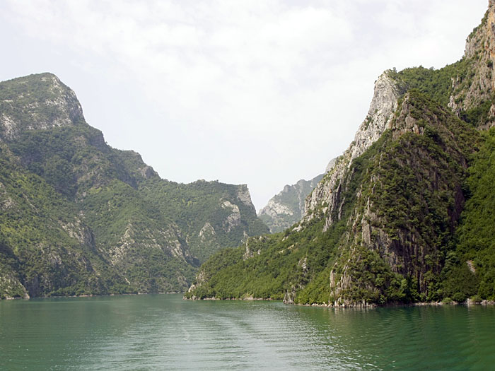 Tief eingeschnitten liegt der See zwischen den Bergen