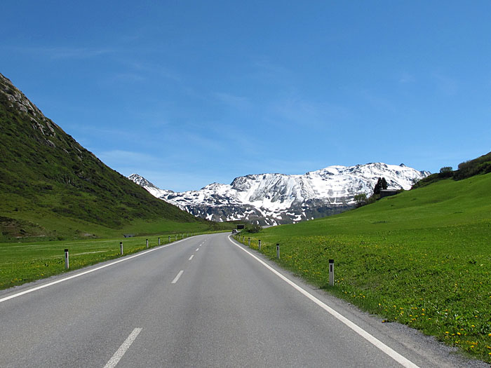 Trotz des Schnees auf den Bergen ist es nicht kalt