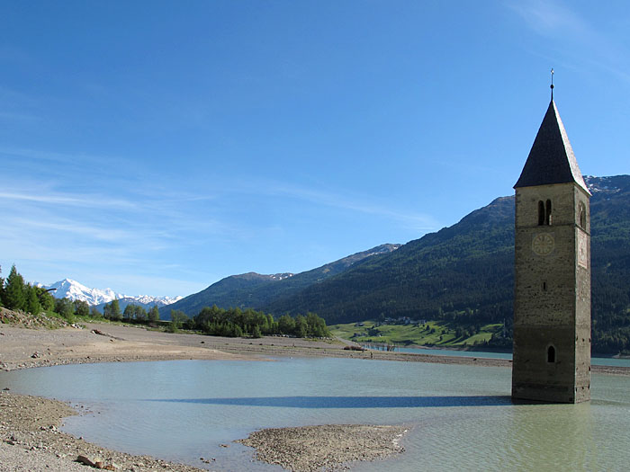 Der Kirchturm im Stausee ist fast auf dem Trockenen
