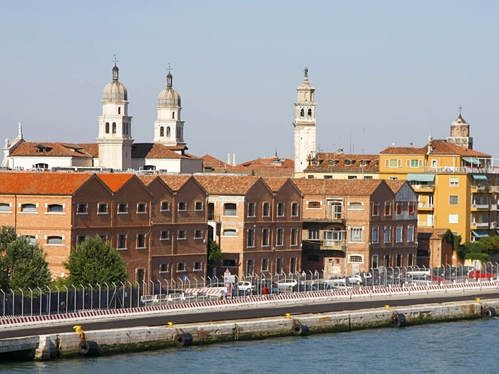 Fahrt mit der Fähre durch Venedig