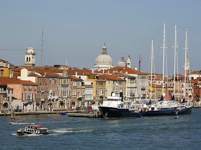 Fahrt mit der Fähre durch Venedig