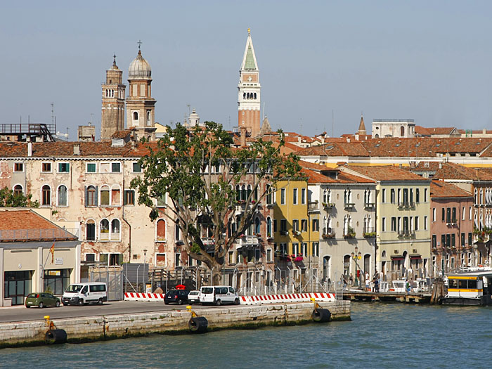 Fahrt mit der Fähre durch Venedig