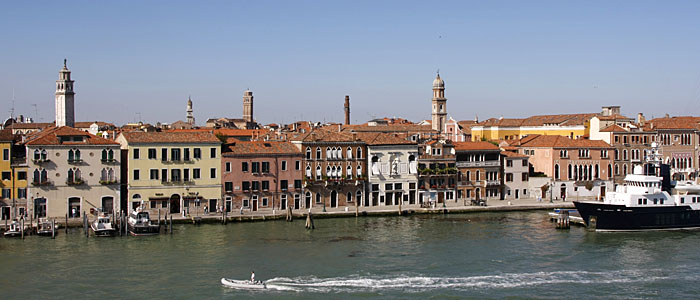 Fahrt mit der Fähre durch Venedig