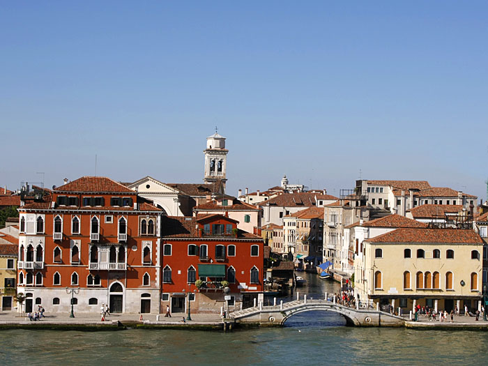 Fahrt mit der Fähre durch Venedig