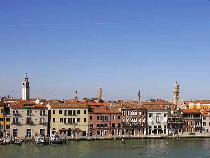 Fahrt mit der Fähre durch Venedig