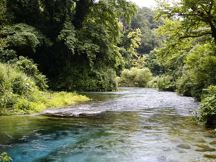 ... und flie&szlig;en in einen Stausee