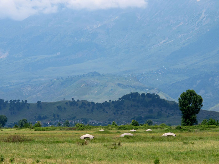 Die typischen "Envers" in Albanien, Einmannbunker des Diktators Enver Hoxha