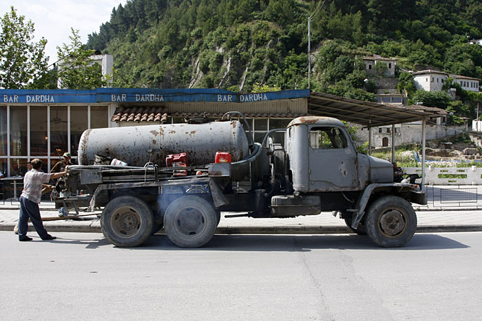 Uralter Pumpenwagen