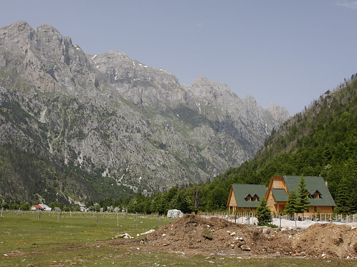 Neue H&auml;user bei Valbona