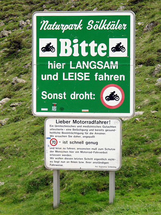 Eines von vielen mahnenden Schildern. Wegen uns steht das nicht da ;-)