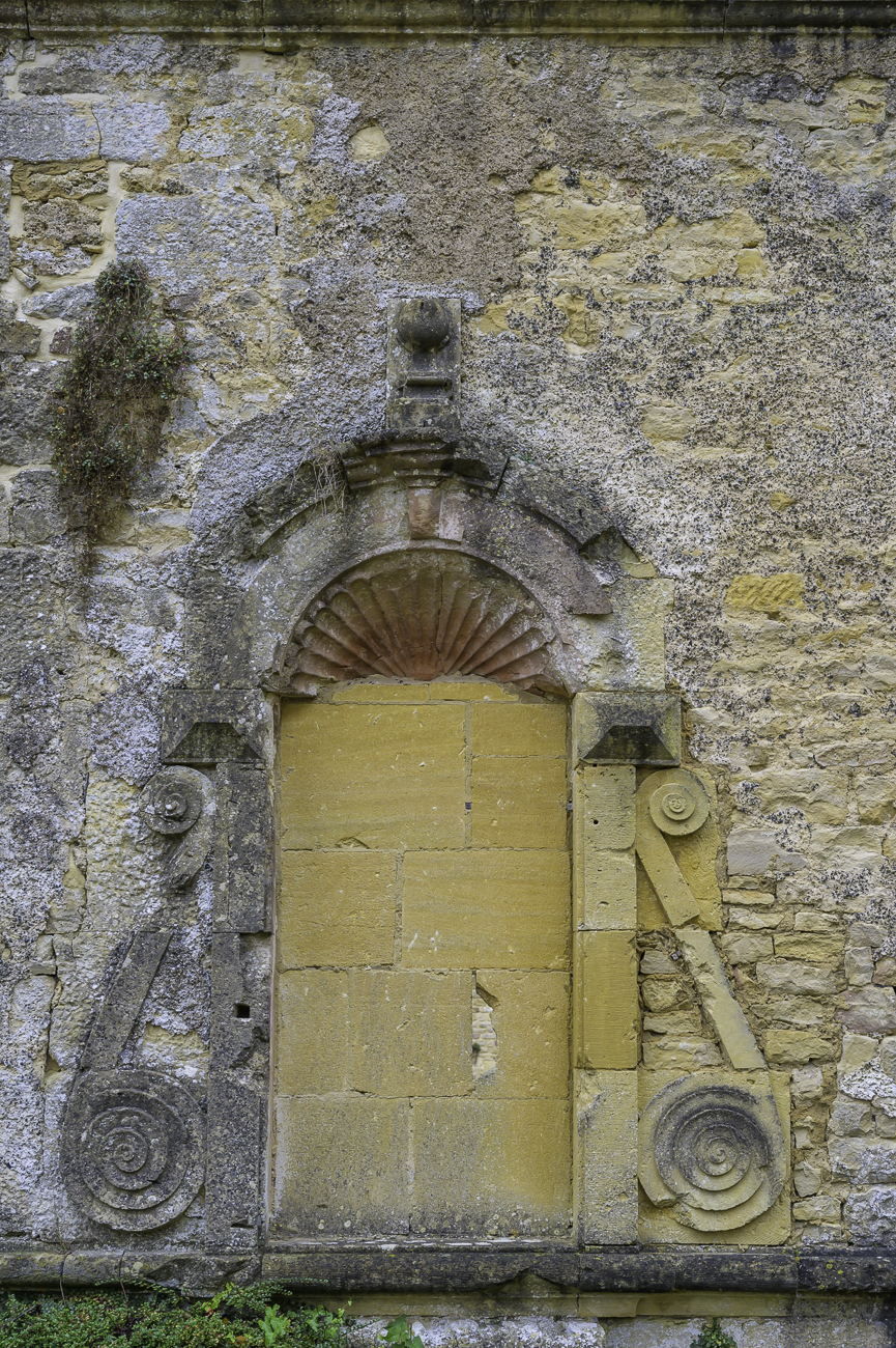 Zugemauertes Fenster, schöne Ornamente