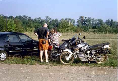 Frank, Bärbel und Vroni beim Besichtigen der NX 250