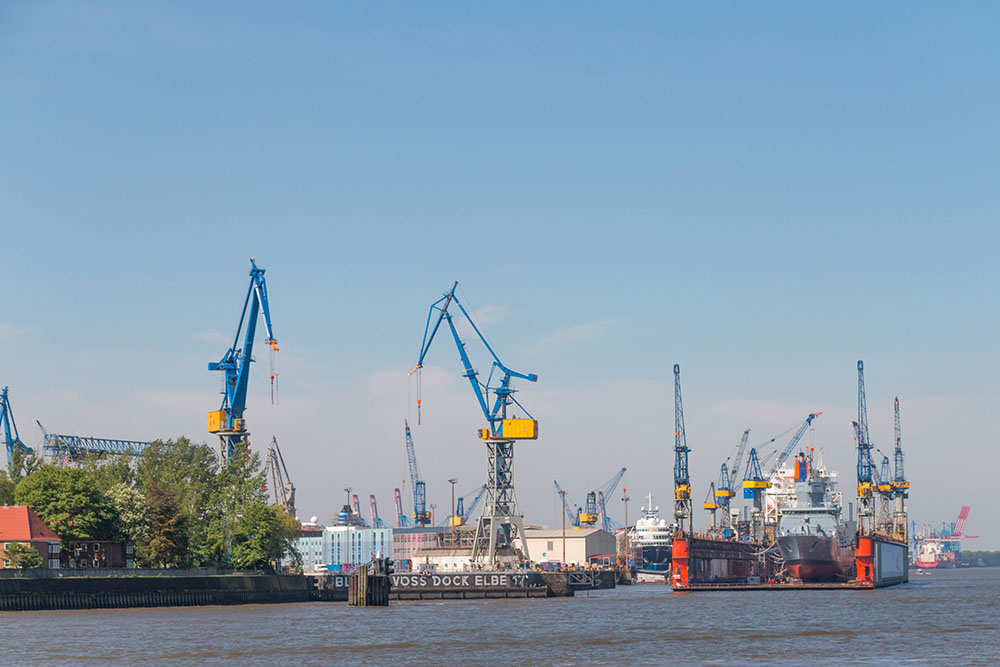 Ladekräne und Trockendock
