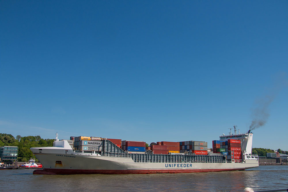 Kleines Containerschiff