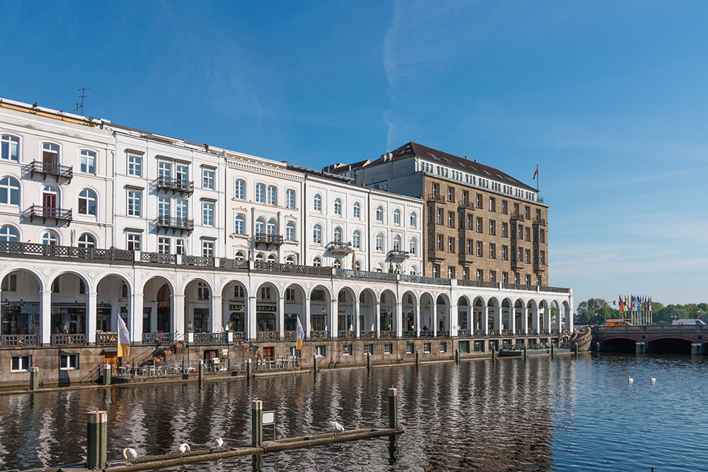 Unter den Alsterarkaden gibt es Geschäfte und Restaurationsbetriebe