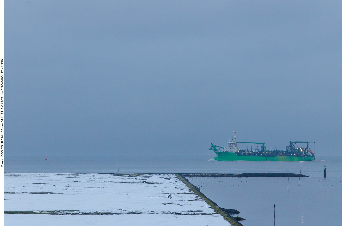 Das Schiff fährt am kleinen Hafen vorbei