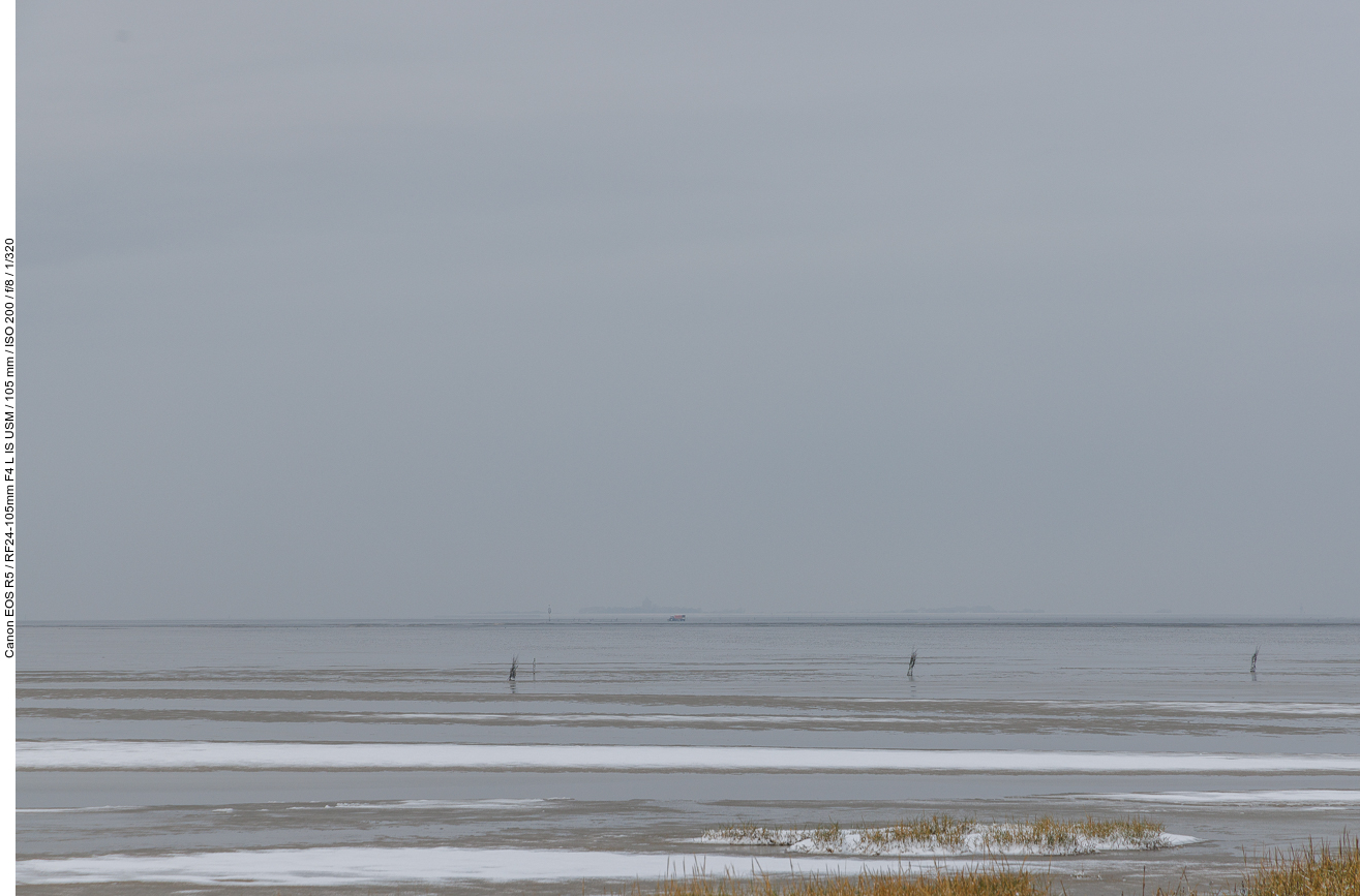 Am Wattenmeer, am Horizont eine Insel