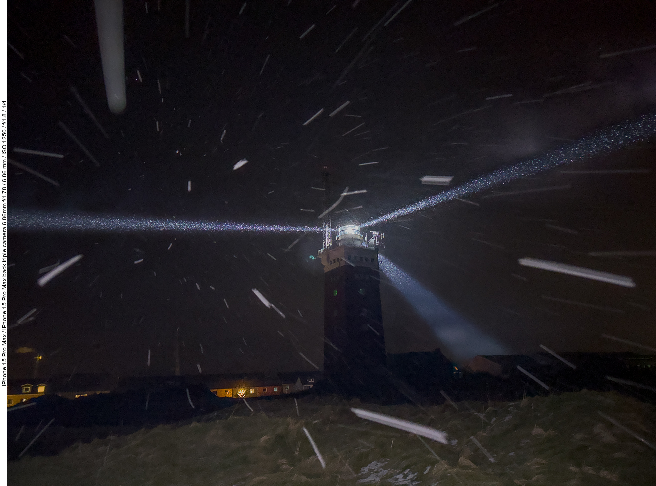 Schneetreiben im Lichtstrahl des Leuchtturms