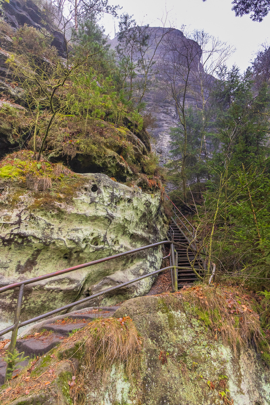 Auf Stahltreppen &uuml;berwinden wir die H&ouml;hen