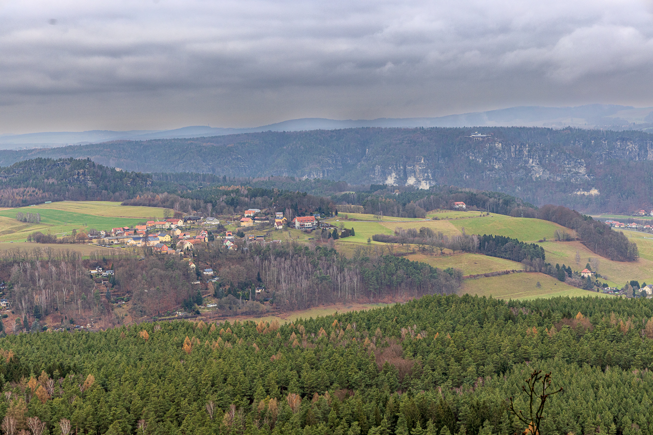 Blick in die Umgebung, im hinteren Drittel sieht man das Elbetal