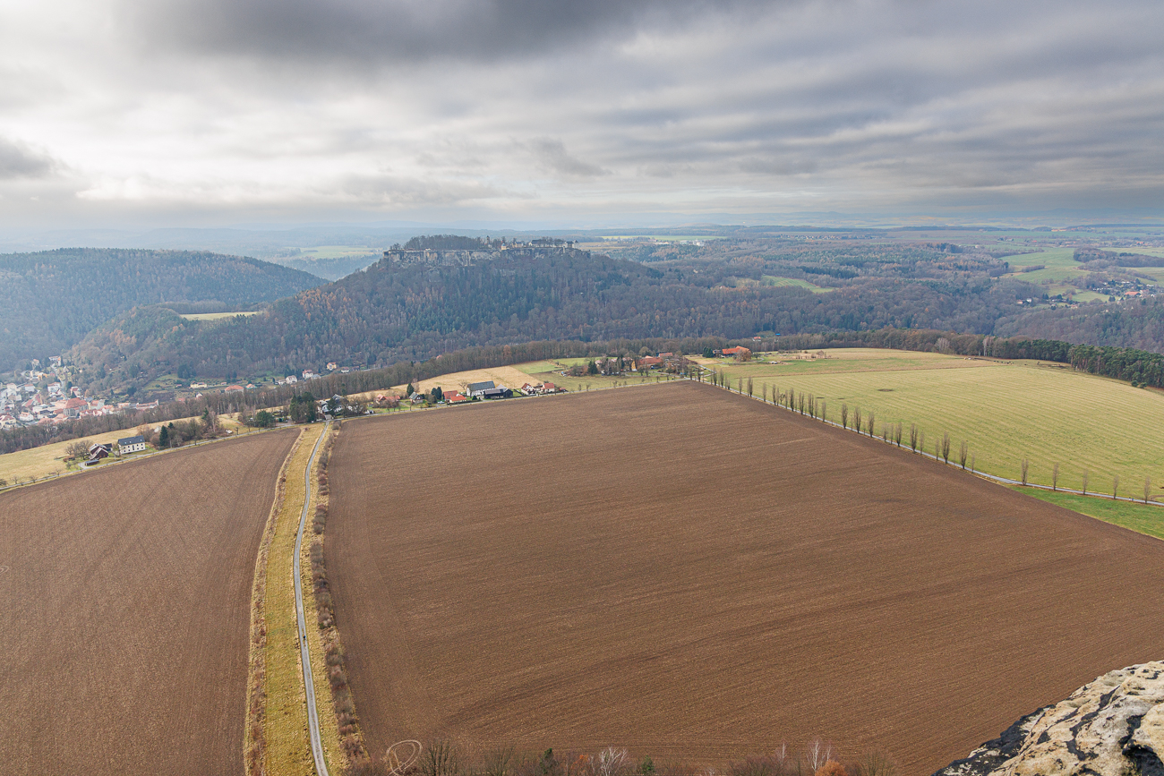 Blick auf die Festung K&ouml;nigstein in der Ferne