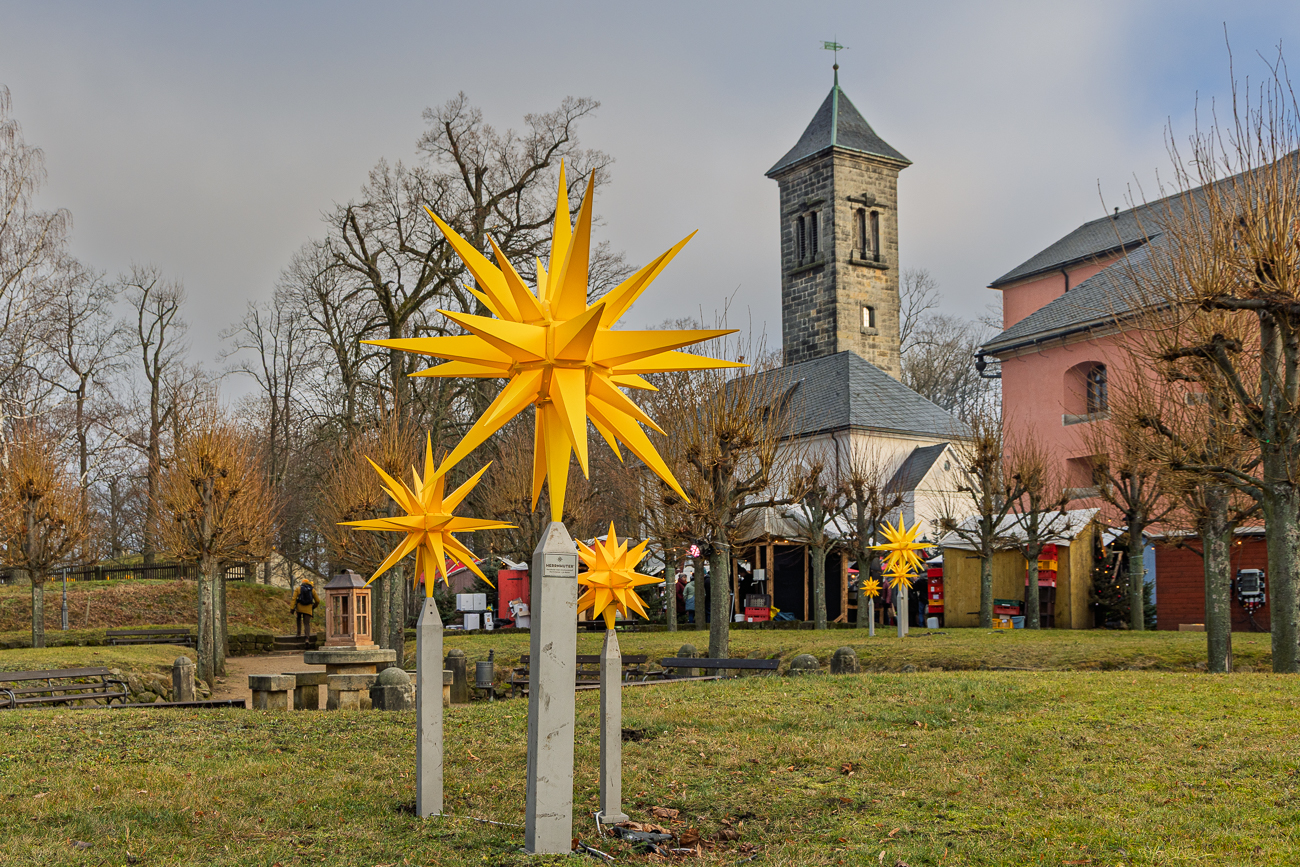 Spärlicher Weihnachtsschmuck außerhalb des Weihnachtsmarktes