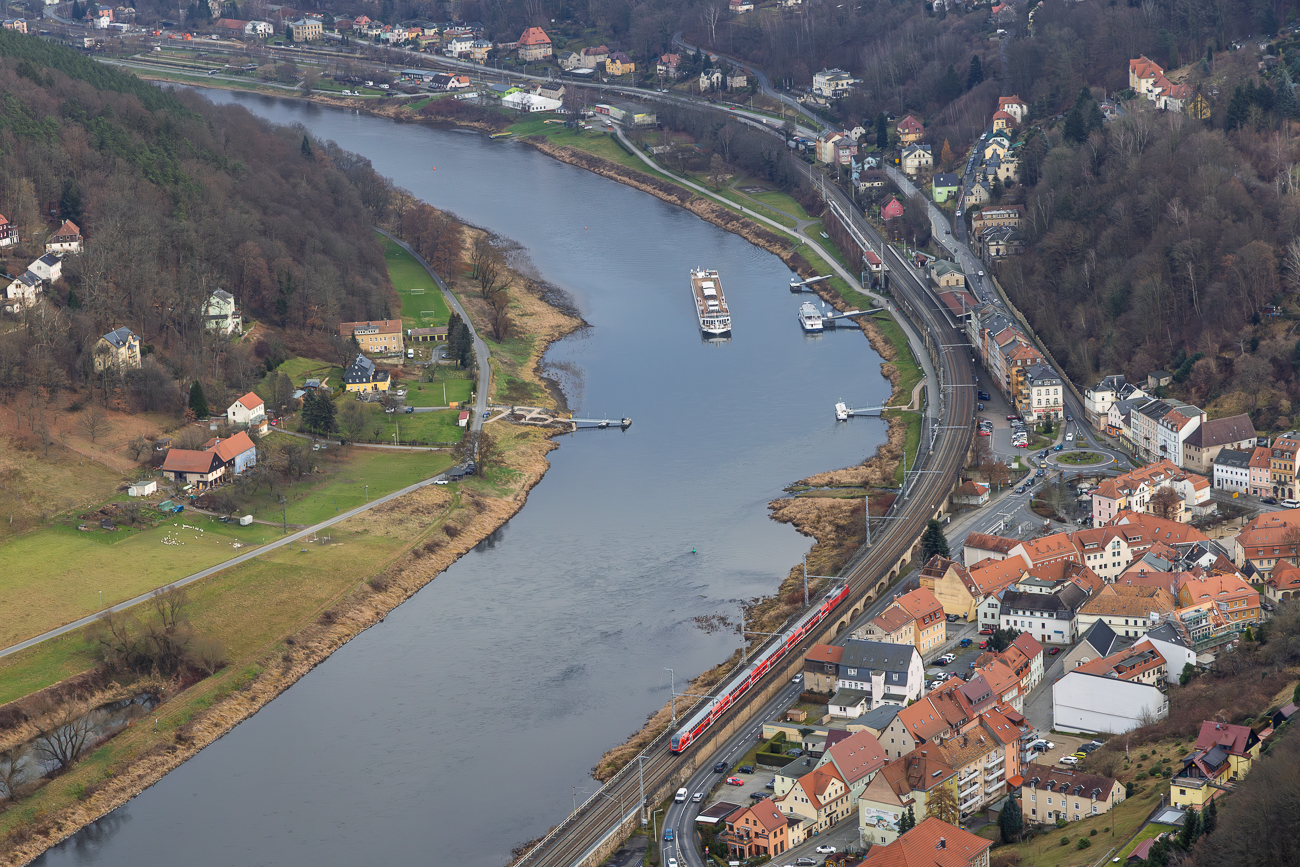 Fahrgastschiff und Eisenbahn im Elbetal