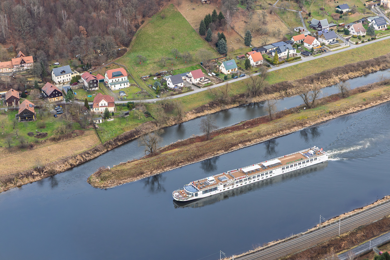 Fahrgastschiff auf der Elbe