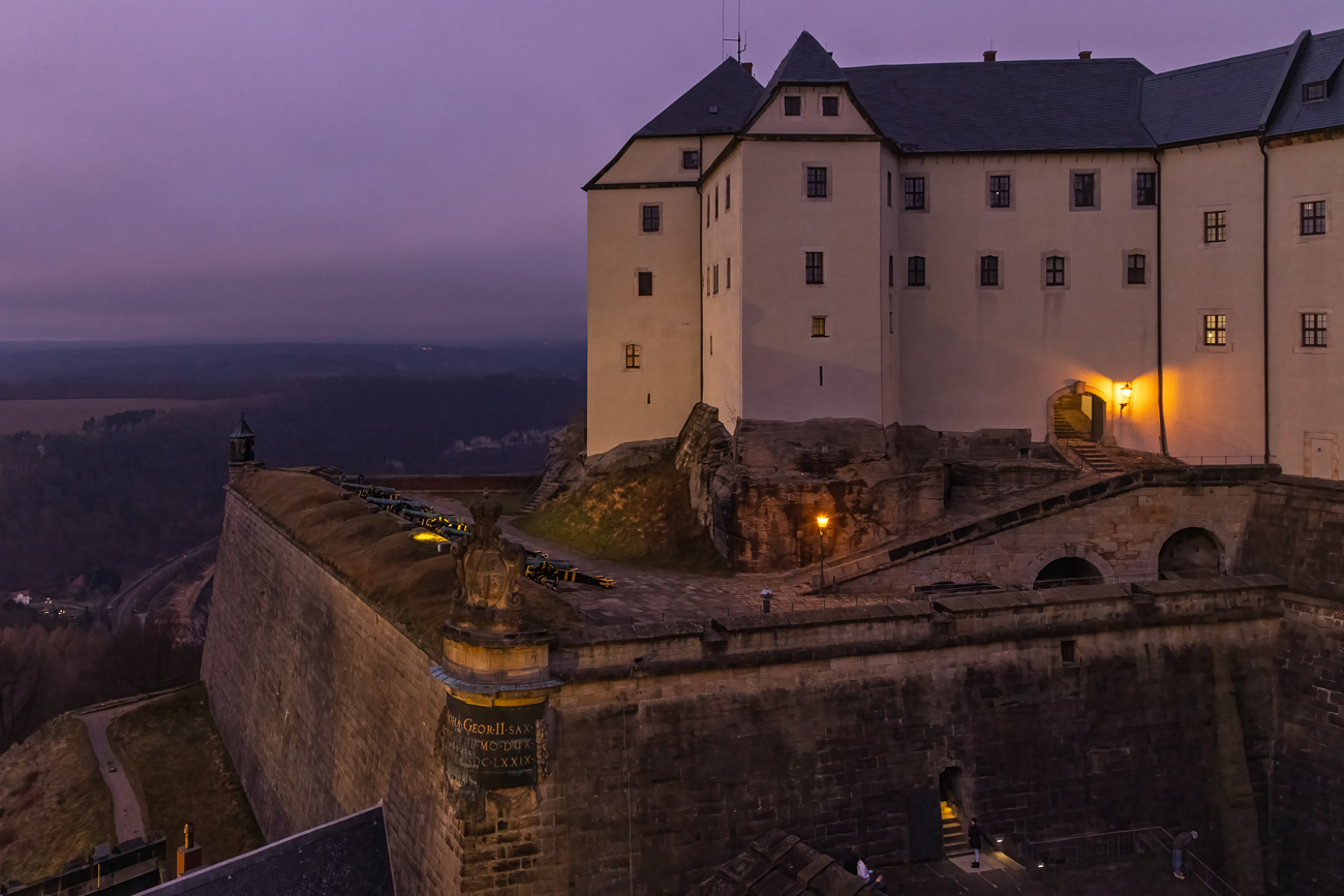 Eines der Geb&auml;ude der Festung im Abendlicht