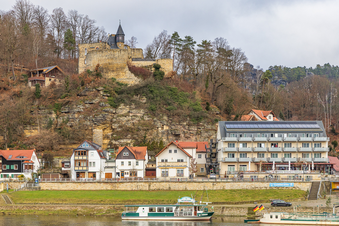 Burg Altrathen auf der gegen&uuml;berliegenden Elbeseite