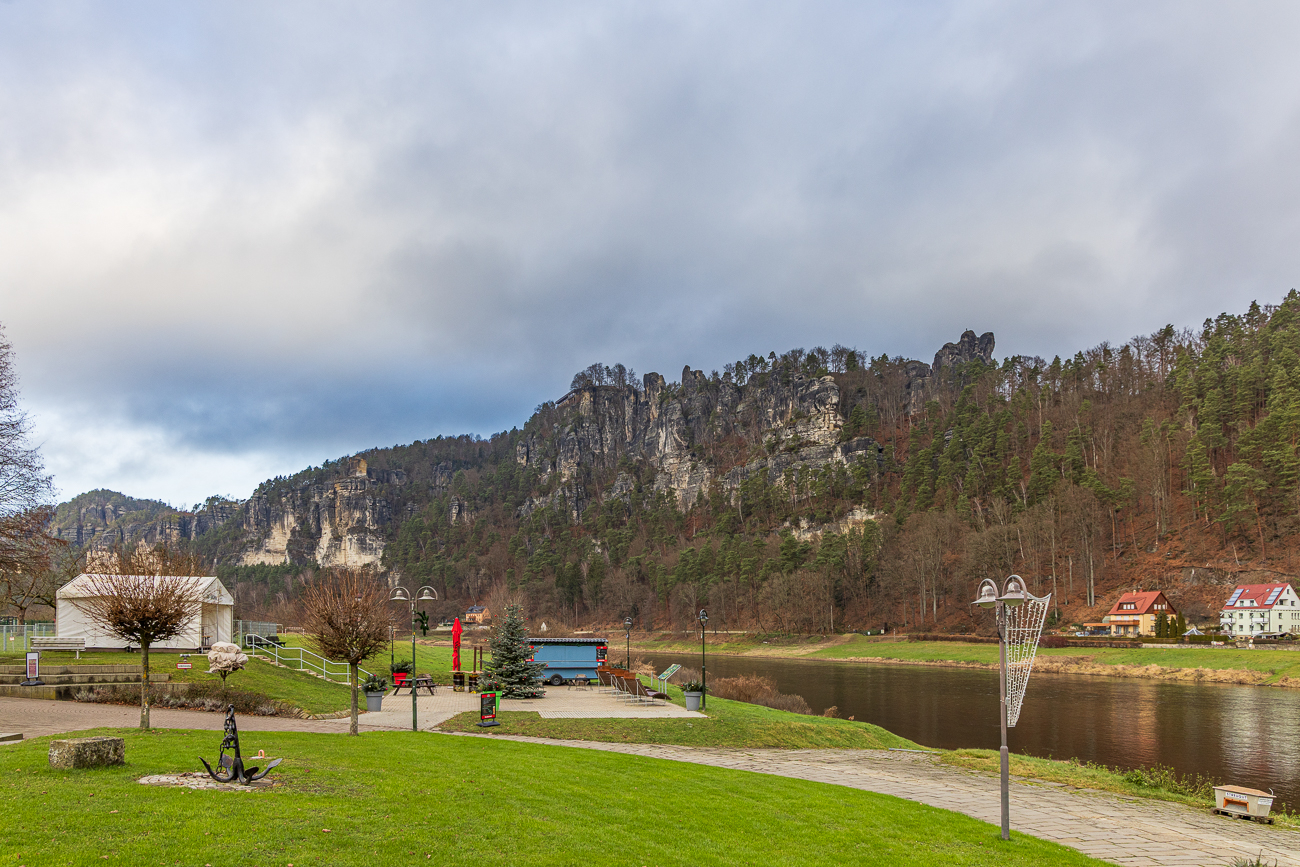 Dort oben liegt die Bastei zwischen den Felsen ...