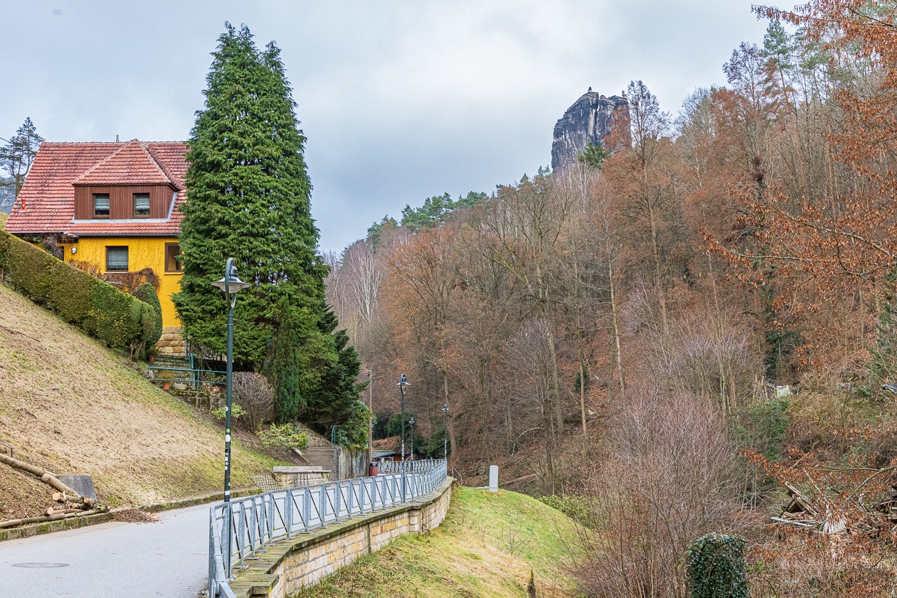 Der Weg f&uuml;hrt am Gr&uuml;nbach entlang ...