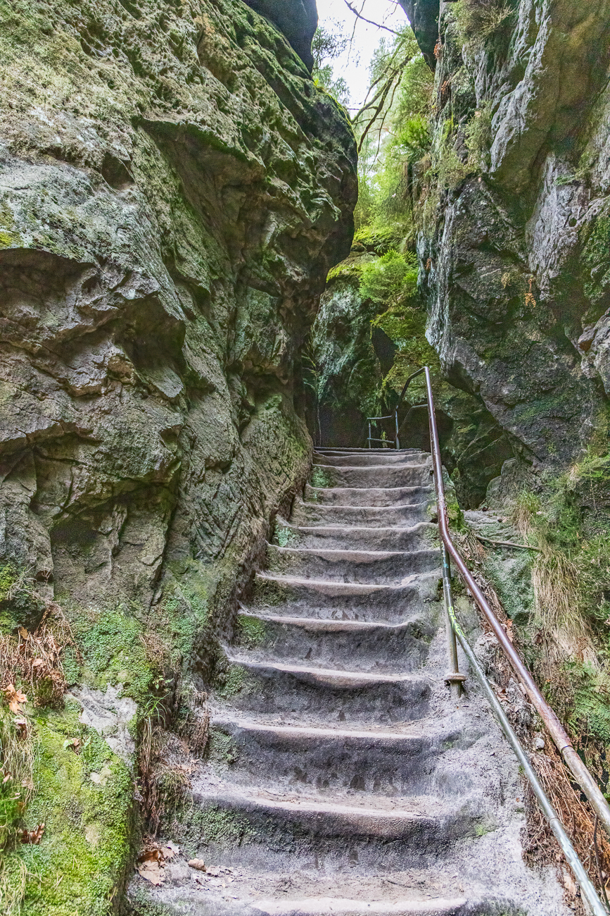 Steinerne Stufen f&uuml;hren durch die Felsen