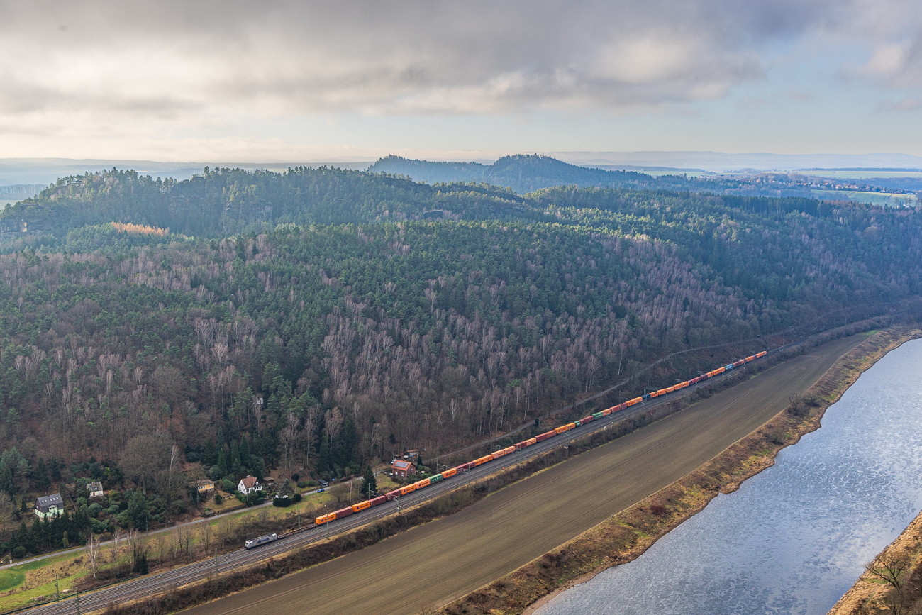 ... mit der Zugstrecke Richtung K&ouml;nigstein und Bad Schandau