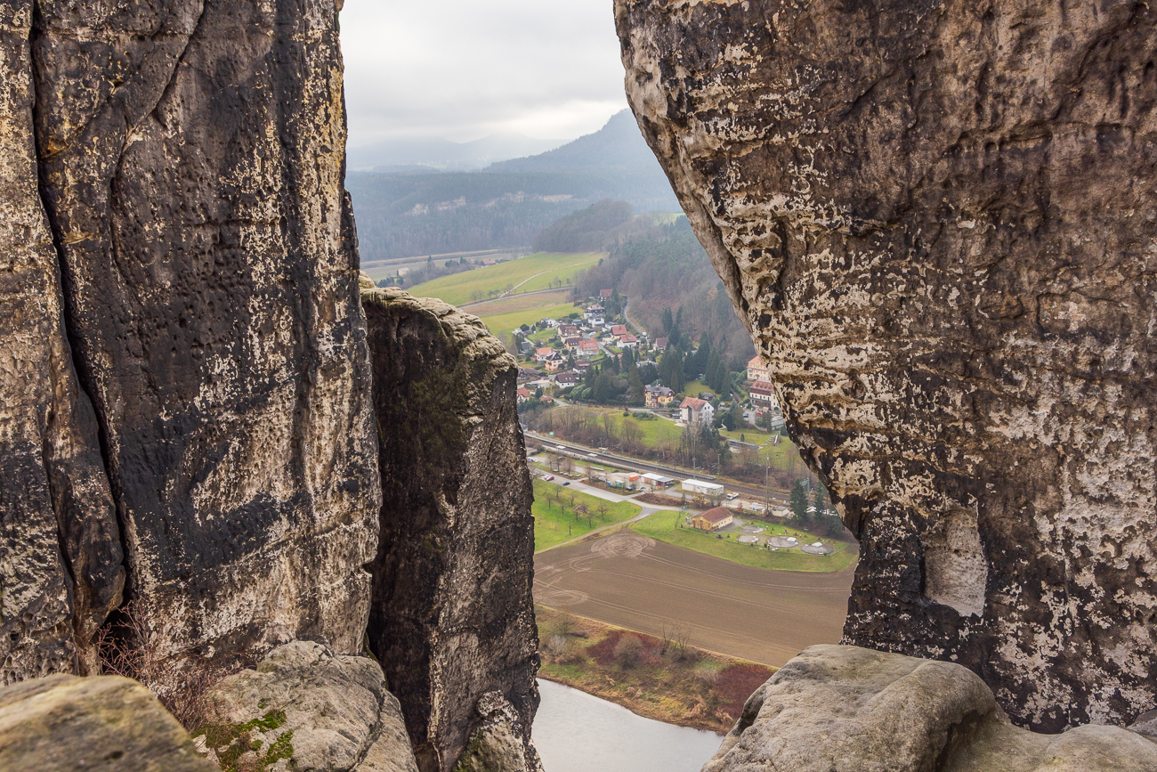 Blick von der Basteibr&uuml;cke in das Elbetal