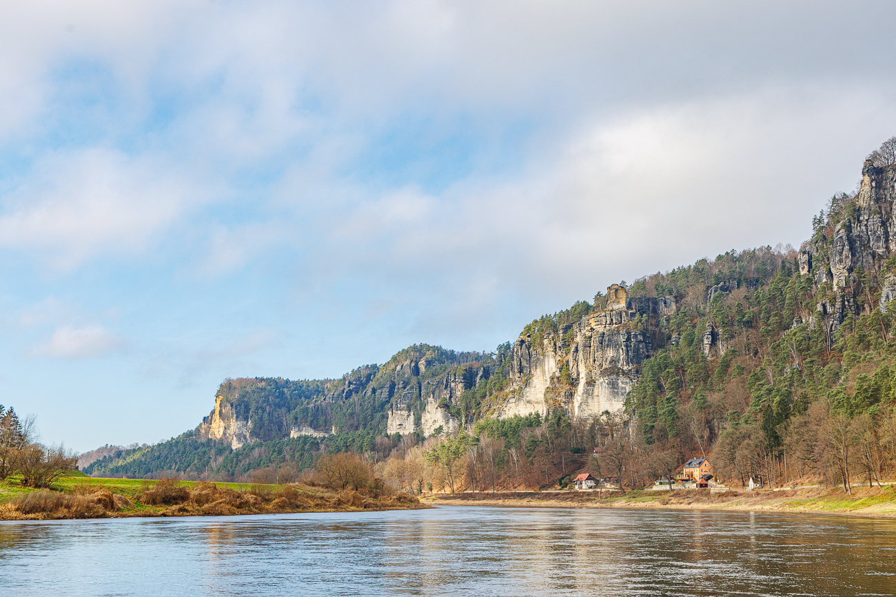 Die Basteifelsen von der F&auml;hre aus gesehen