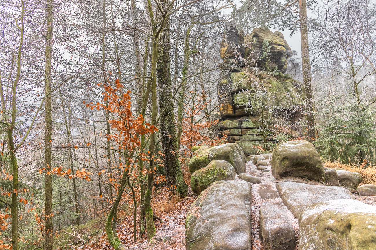 Der am Boden gefrorene Nebel macht die Wege rutschig