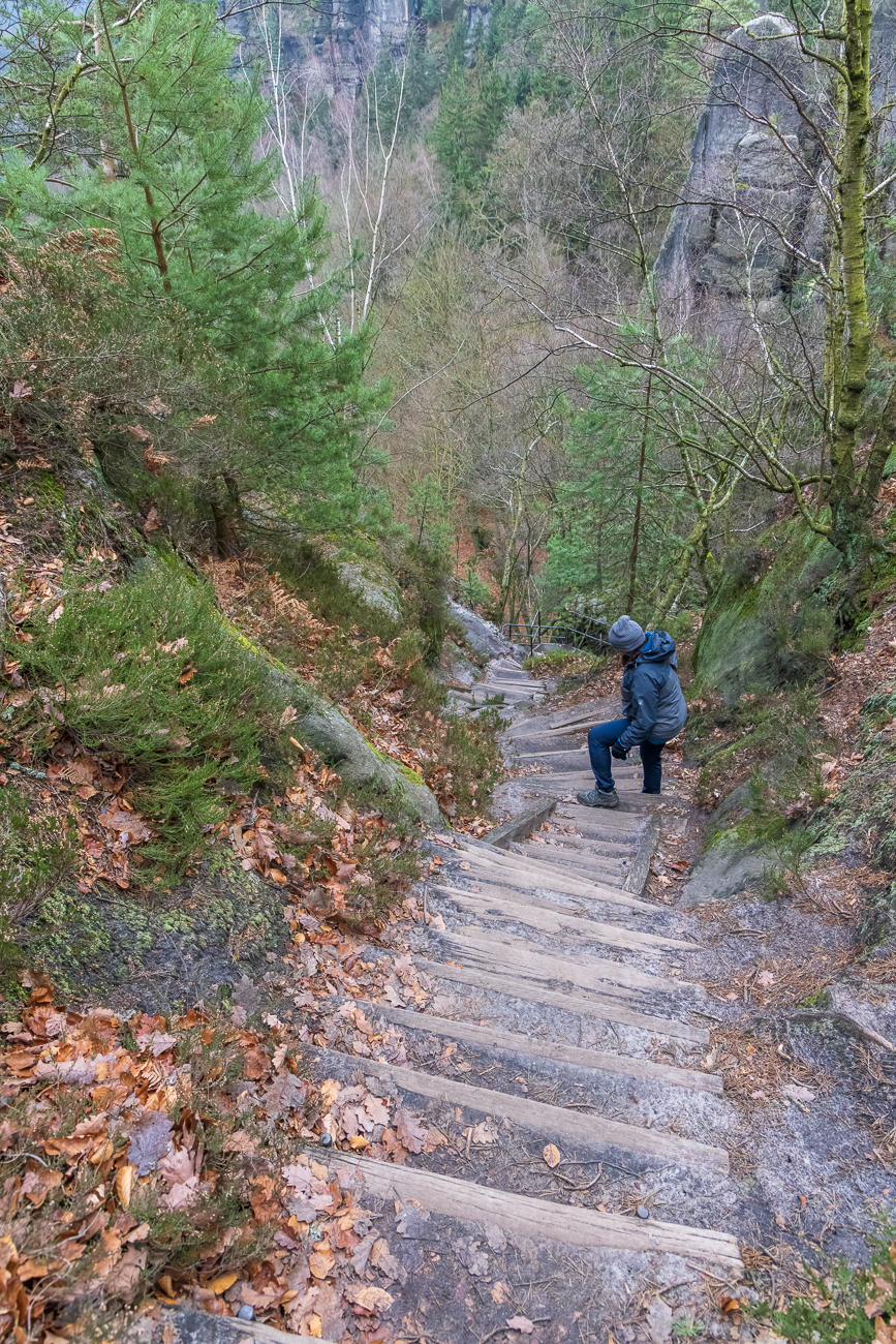 Nun geht es zum endg&uuml;ltigen Abstieg &uuml;ber Treppen ...