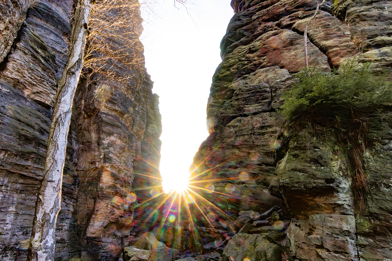 Sonne zwischen den Felsen