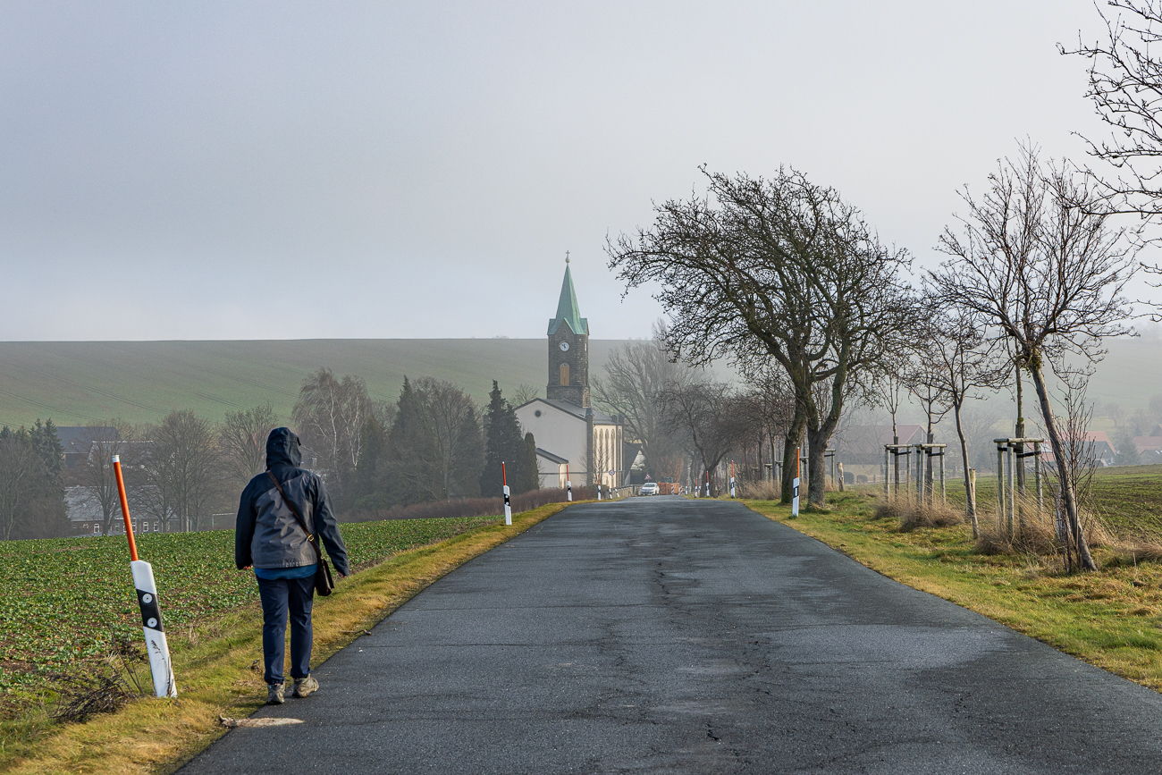 Leider m&uuml;ssen wir eine ganze Weile auf einer Landstra&szlig;e bis Rosenthal und noch etwas weiter laufen
