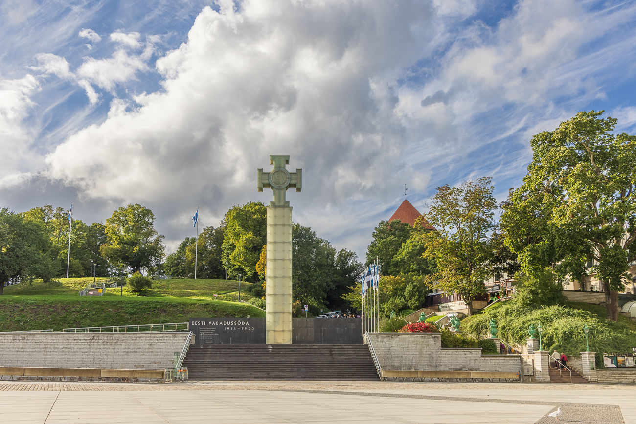Der Freiheitsplatz (estnisch: Vabaduse v�ljak) ist der Unabh�ngigkeit der Republik Estland gewidmet und einer der bekanntesten Pl�tze von Tallinn. In seiner heutigen Form wurde der Freiheitsplatz am 20. August 2009, dem 18. Jahrestag der Wiedererlangung der Unabh�ngigkeit von der Sowjetunion, wiederer�ffnet. Heute ist der Freiheitsplatz ein Verkehrsknotenpunkt und Veranstaltungsort zahlreicher �ffentlicher Ereignisse.