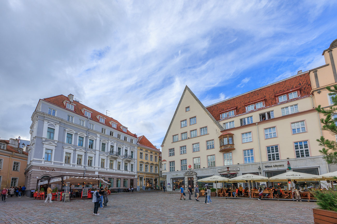 Gesch�fte und Caf�s am Rathausplatz