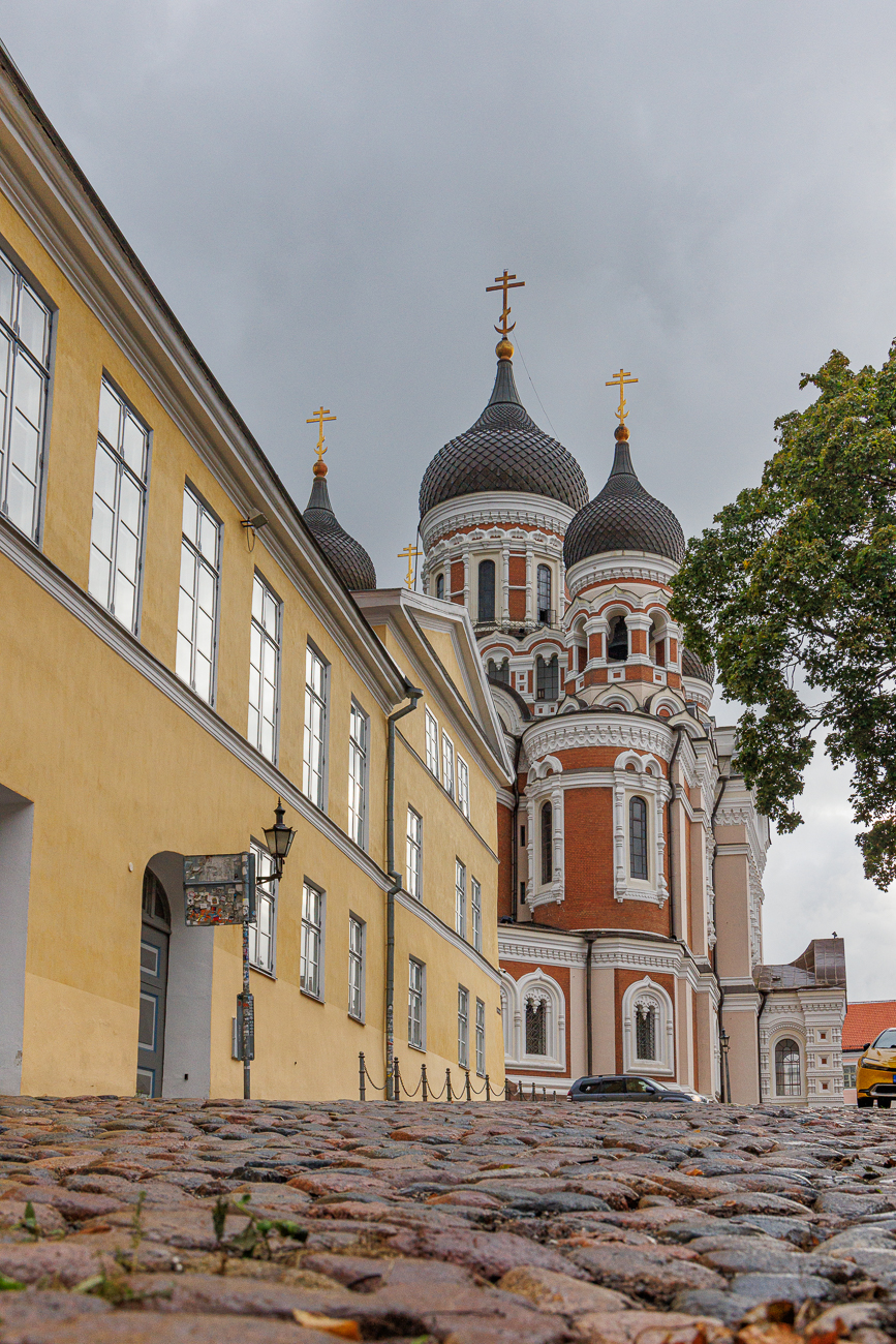 W&auml;hrend der Unabh&auml;ngigkeit Estlands sollte die Kathedrale, die als Symbol der Russifizierung gesehen wurde, im Jahre 1924 abgerissen werden. Im Zweiten Weltkrieg schlossen 1941 die deutschen Besatzer die Kathedrale. Ende des 20. Jahrhunderts wurde sie grundlegend restauriert. Teile der Gottesdienste werden auf Estnisch abgehalten.