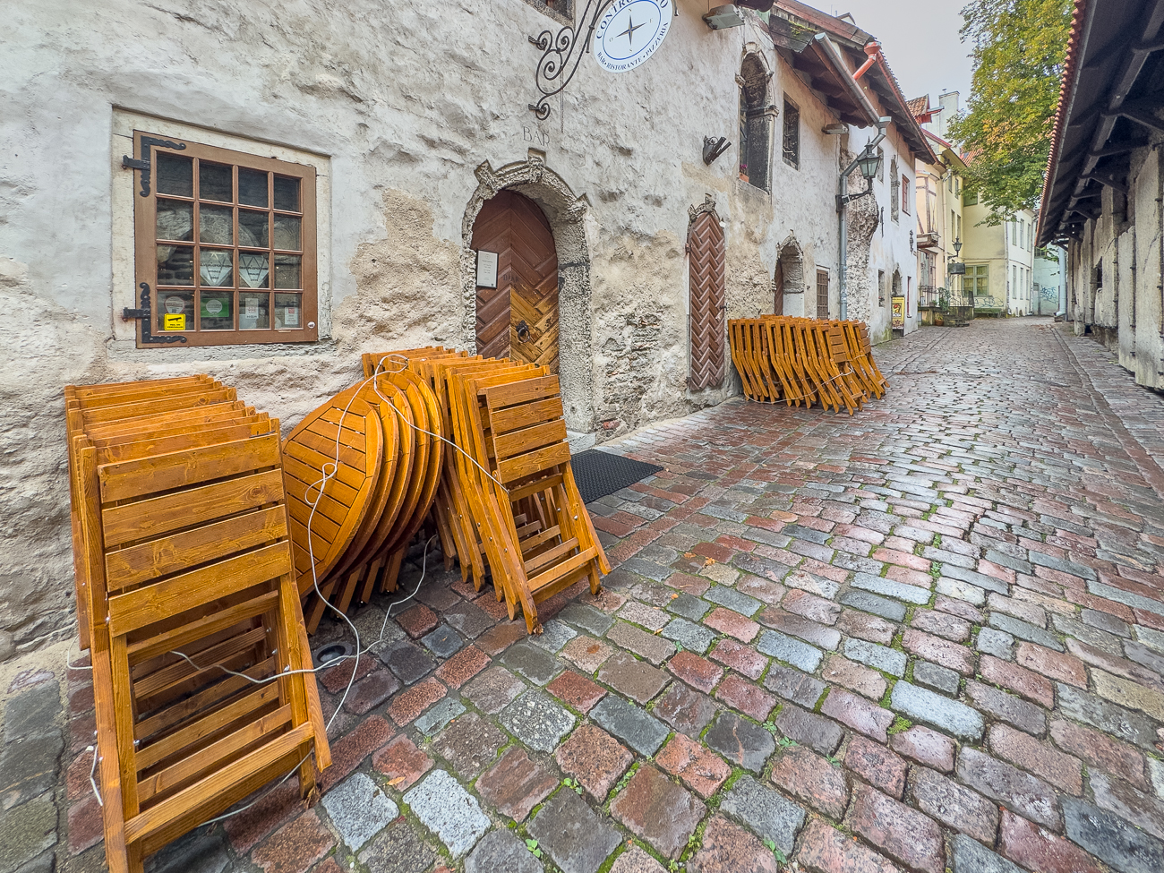 Bei Regen haben nicht alle Gesch&auml;fte und Caf&eacute;s auf